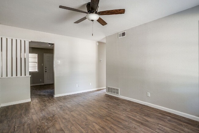 Building Photo - Charming 2-Bedroom Duplex- Recently Updated!