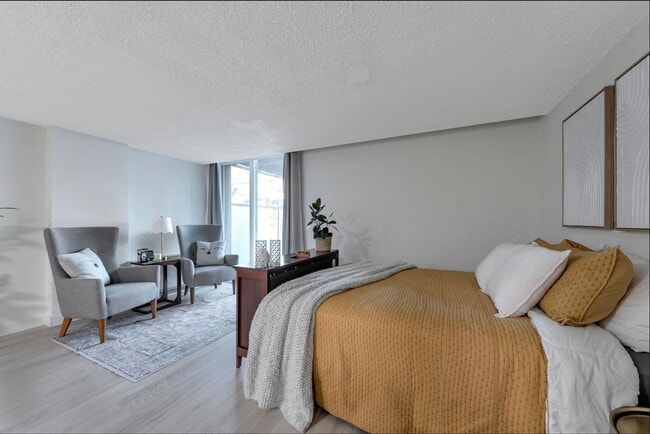 Building Photo - 2500 S York St