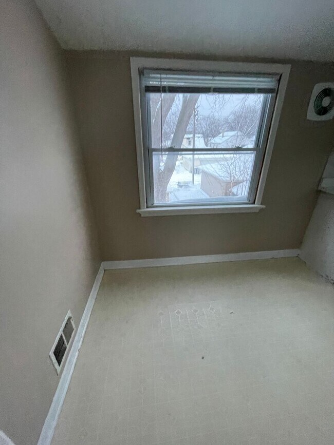 Building Photo - 2828 S 48th St