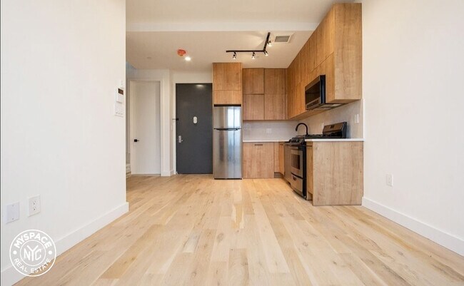 Building Photo - 1266 Hancock St