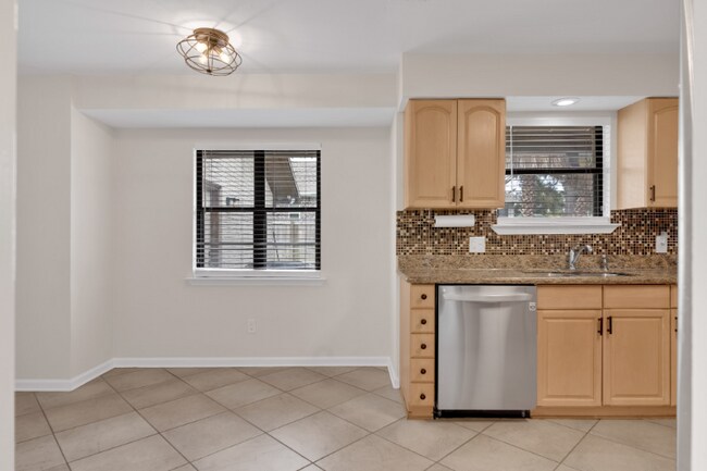 Building Photo - 967 Grand Canal St