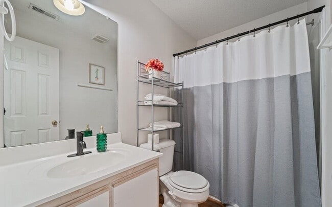 Building Photo - 2BR/2.5 Bath Townhome Minutes to Camp Lejuene