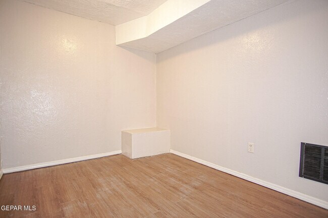 Building Photo - 419 E Schuster Ave