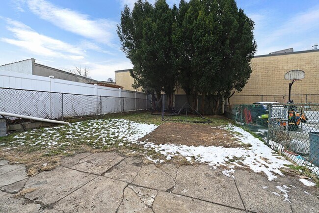 Building Photo - 1433 43rd St