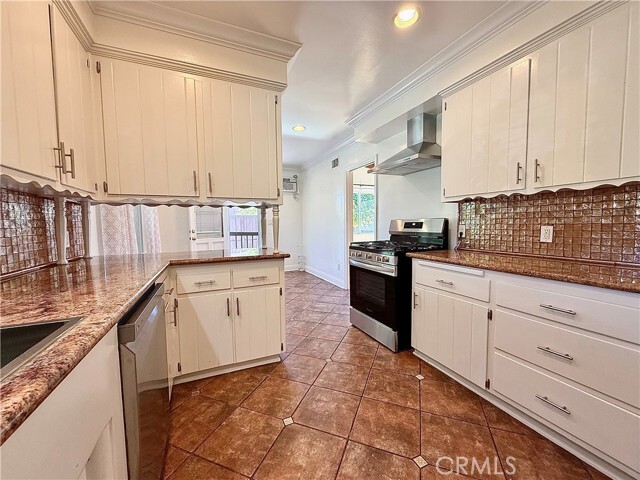 Building Photo - 22346 Burbank Blvd