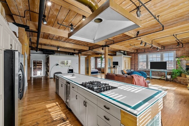 Building Photo - Beautiful loft in Downtown Denver!