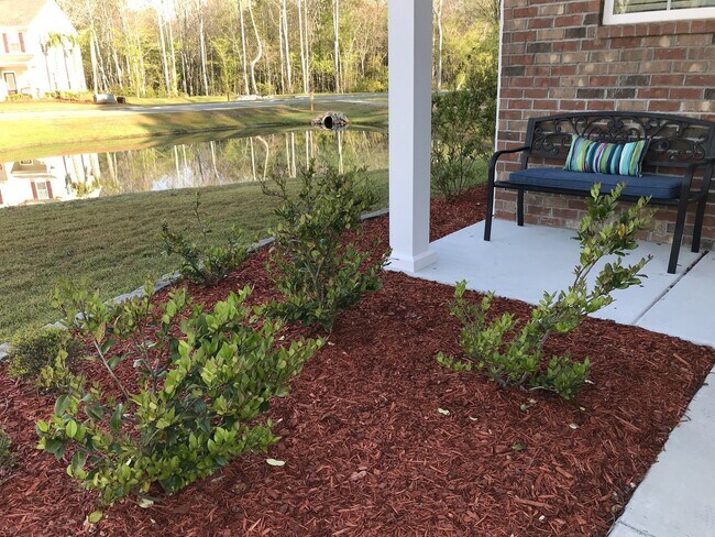 Building Photo - LARGE HOME WITH A POND LOT!