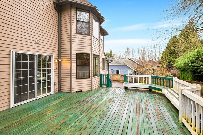 Building Photo - Open 3 Bedroom in Nice Neighborhood Close to Everything