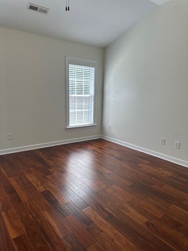 Building Photo - 3 Bed/2 Bath Home with Bonus Room & Screen...