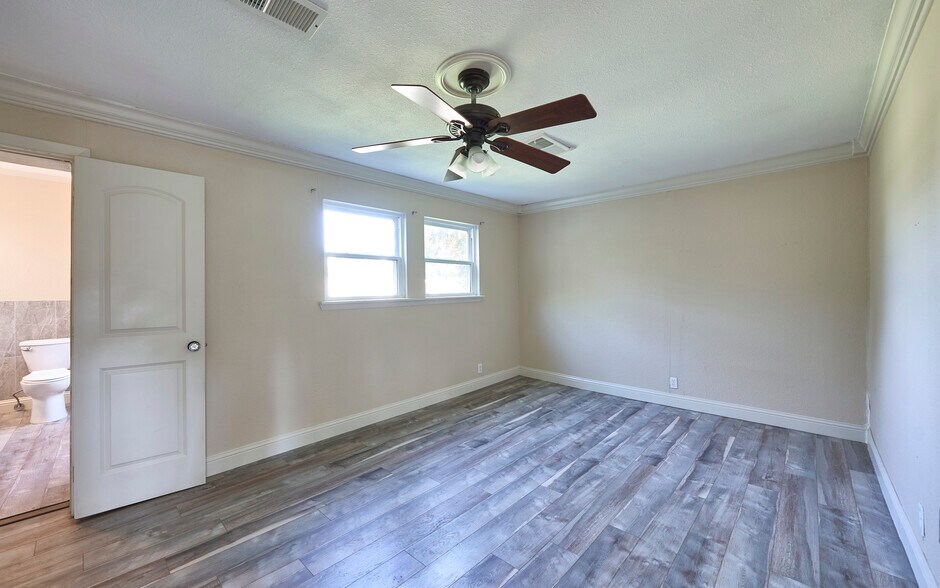 Building Photo - 401 S Ebrite St