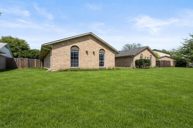 Building Photo - 15839 El Estado Dr