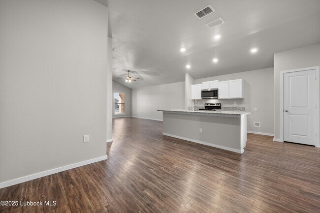 Building Photo - 2031 Kenwood Ave