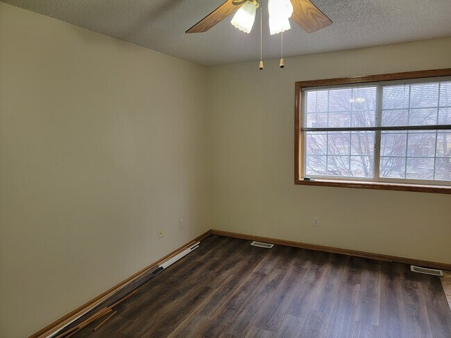 Building Photo - 1319 SE Delaware Ave