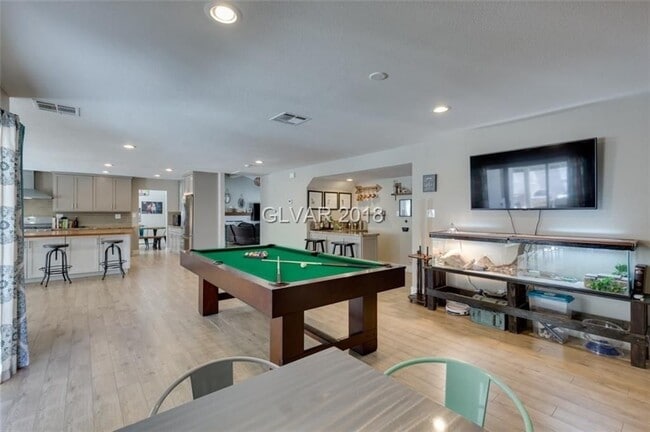 Building Photo - 6BD/5BA!! POOL/SPA!!