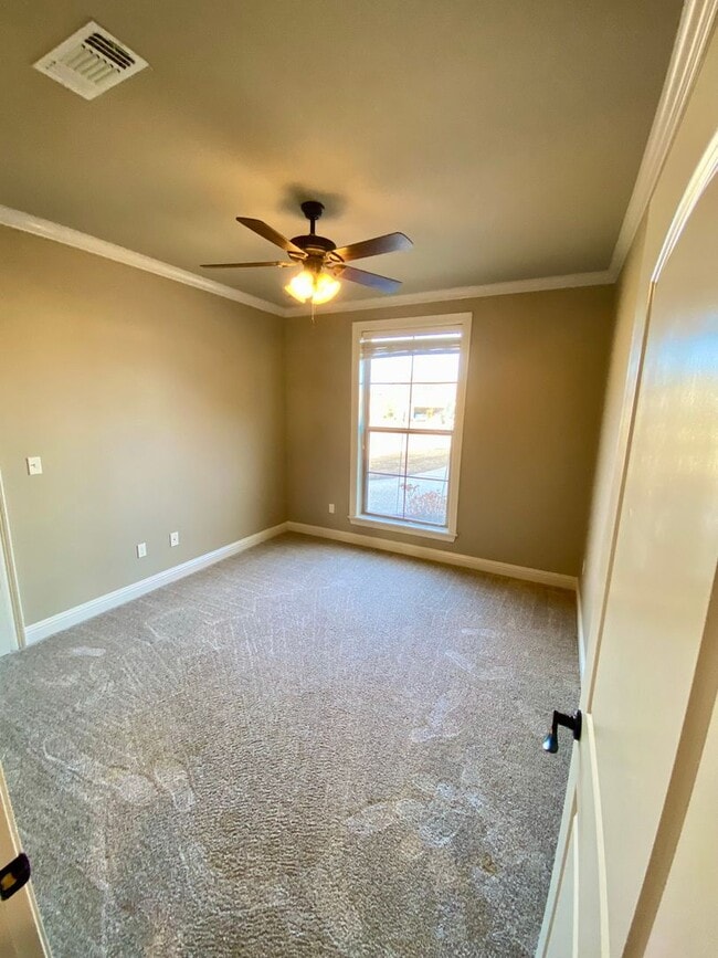 Building Photo - ** AVAILABLE JUNE 1ST ** STUNNING 4/3.5 IN...