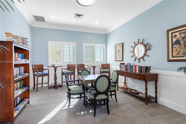 Building Photo - 2650 Lake Shore Dr