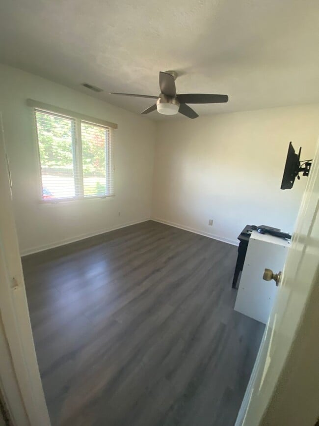Building Photo - Semi-Furnished 2-Bedroom Condo at Eagle Pointe