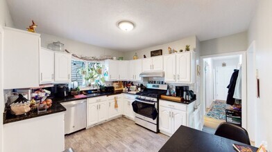 Building Photo - Beautifully updated 3 bed near the Green L...