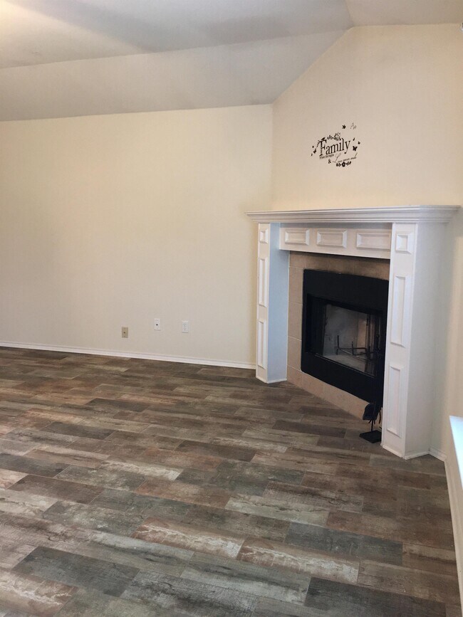 Building Photo - 105 E Great Plains Trail