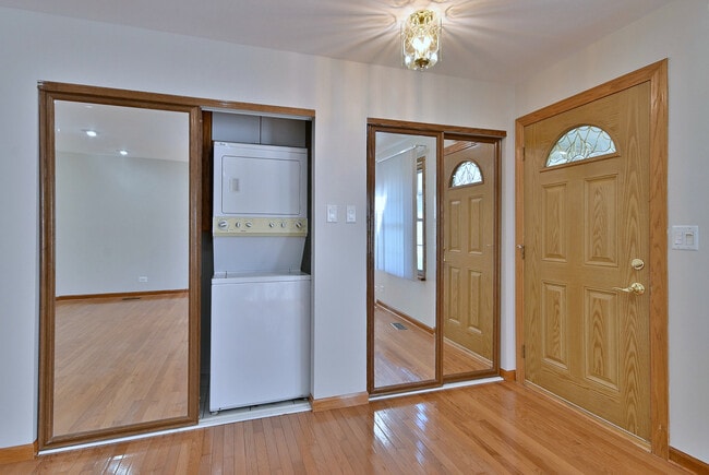 Building Photo - 714 N Lakeside Dr