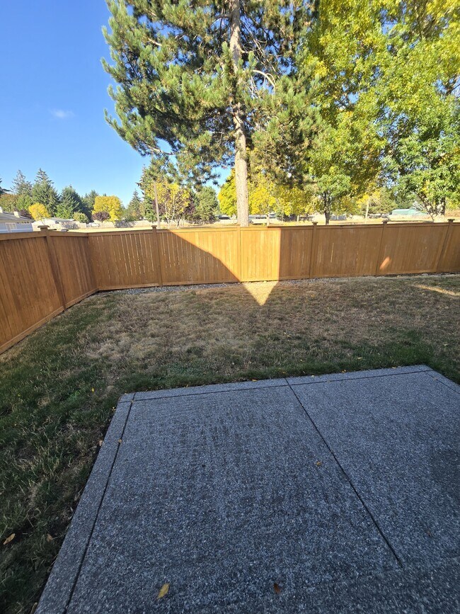 Building Photo - 903 Vine Maple Dr SE