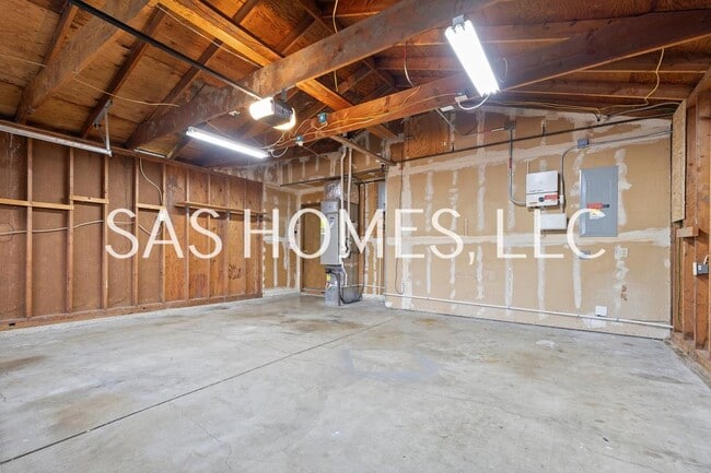 Building Photo - 11200 SW 83rd Ave