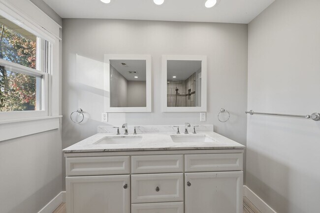 Building Photo - Large Ranch on Cul-de-sac