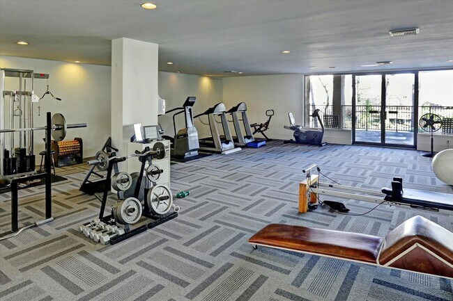 Building Photo - 21 E Briar Hollow Ln