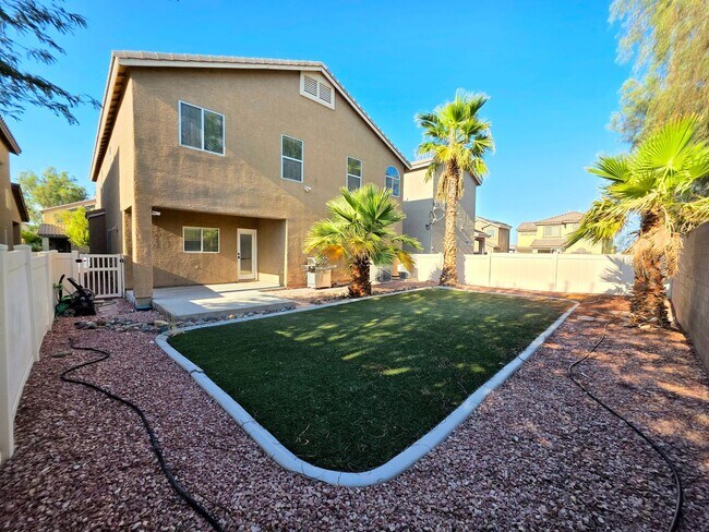 Building Photo - Three-bedroom Single Family