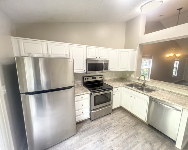 Building Photo - Luxurious Carmel Duplex