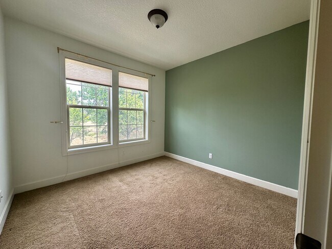 Building Photo - Spacious 3 Bedroom + Bonus Room , club, Across from Park!