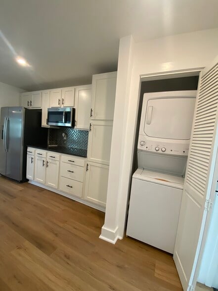 Building Photo - 3041 Cleinview Ave