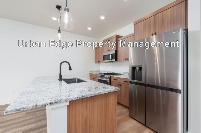 Building Photo - 2 bed 2.5 bath cute row home