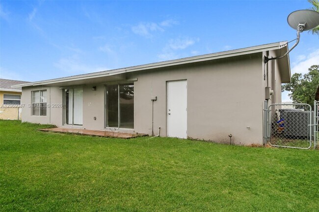 Building Photo - 9749 Sandalfoot Blvd
