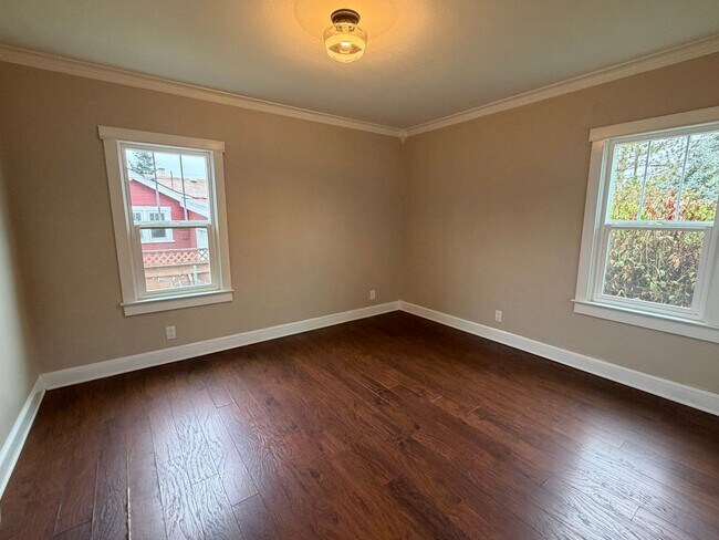 Building Photo - 3 Bedroom 1.5 Bath Single Family house on ...