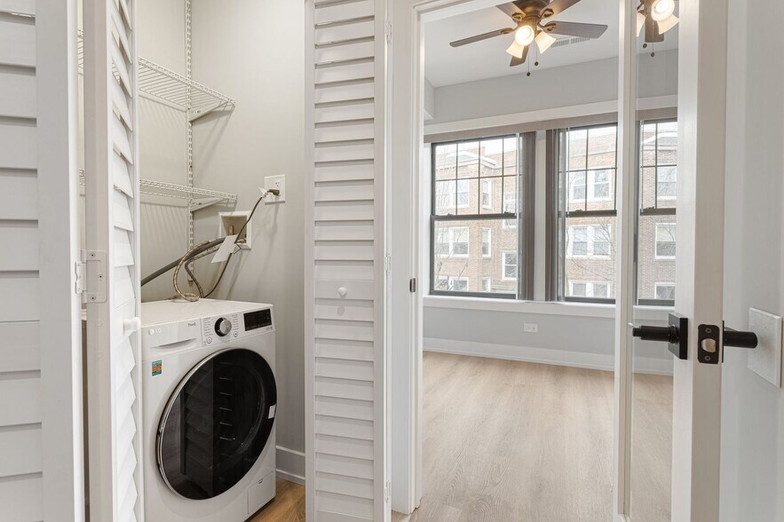 Building Photo - 7648 N Eastlake Ter