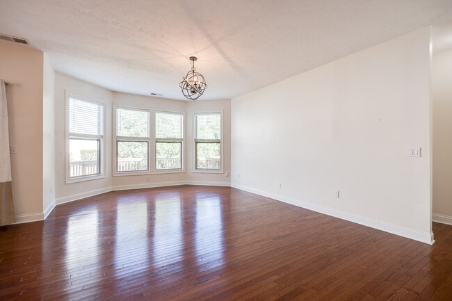 Building Photo - 208 Pointe Oakwood Way