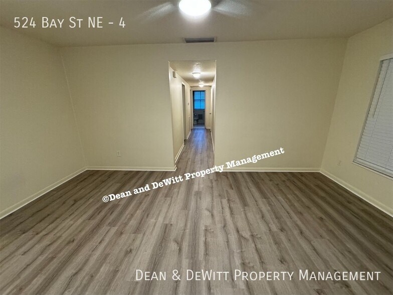Building Photo - 2 Bed/1 Bath - Unit 4