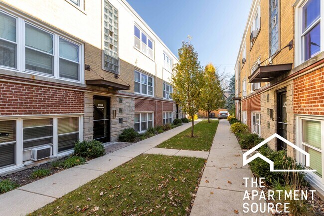 Building Photo - 6719 N California Ave