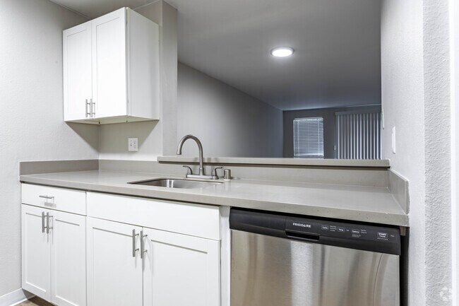 1BR, 1BA - 660 SF - Alcove