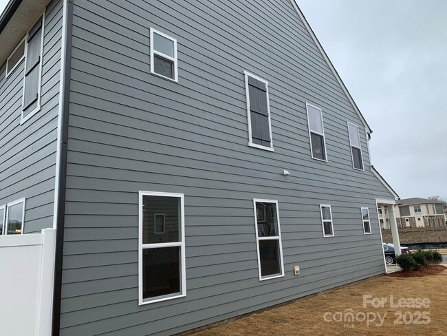 Building Photo - 23042 Clarabelle Dr