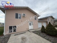 Building Photo - Spacious 3 Bed / 1.5 Bath Home with Garage & Off-Street Parking