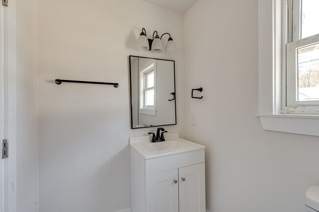 Building Photo - FULLY RENOVATED duplex in East Ridge!