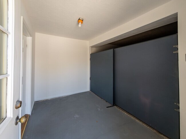 Building Photo - Stunning 3BD/2BA located in beautiful Sunl...