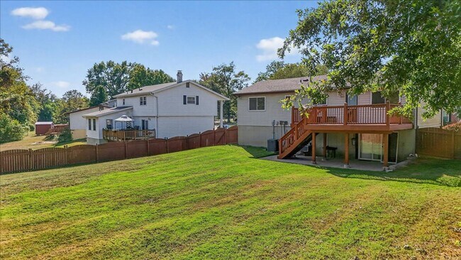 Building Photo - Step inside to experience the charm!