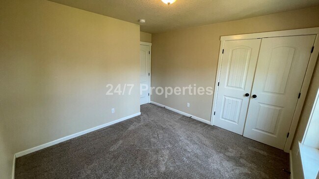 Building Photo - Stunning 4 BD | 2.5 BA Craftsman - Milwaukie