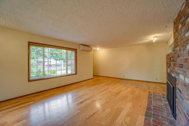 Building Photo - BEAUTIFUL LANDSCAPED THREE BEDROOM WITH BO...