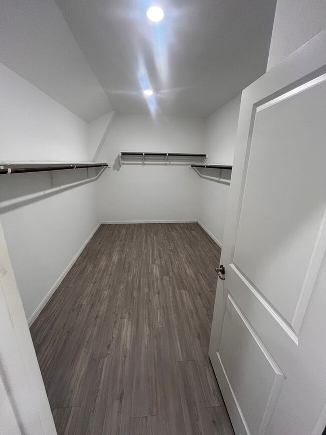 Building Photo - 3 bed 2 bath with a flex space, fenced in ...