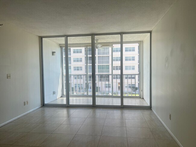 Building Photo - Annual 2BR/2BA Condo in Costa Brava on Venice Island