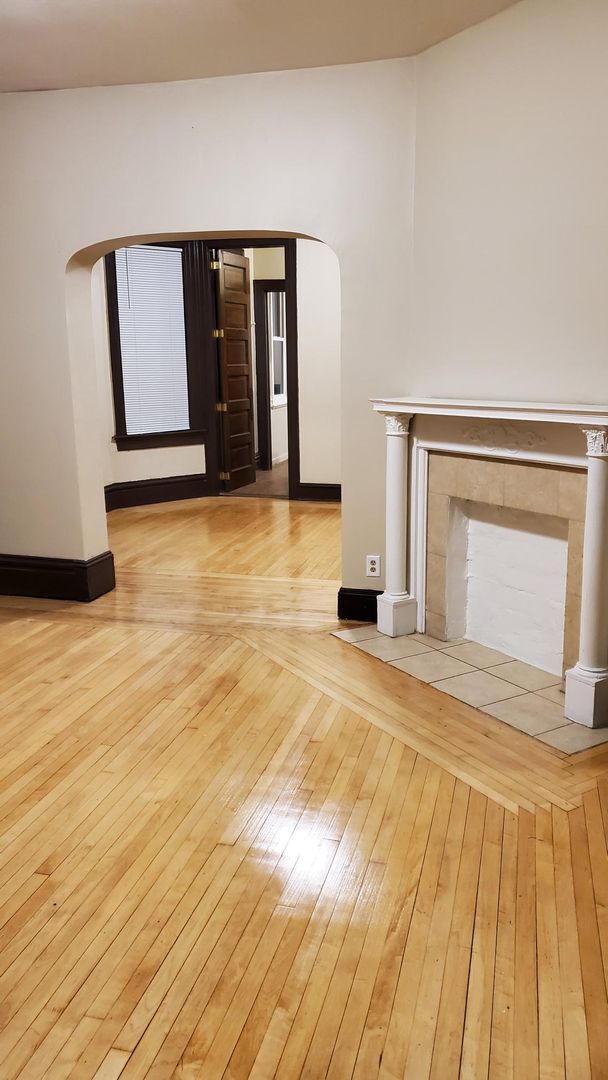 Building Photo - Remodeled & Spacious 4 Bedroom Lower Duplex in Walker's Point!